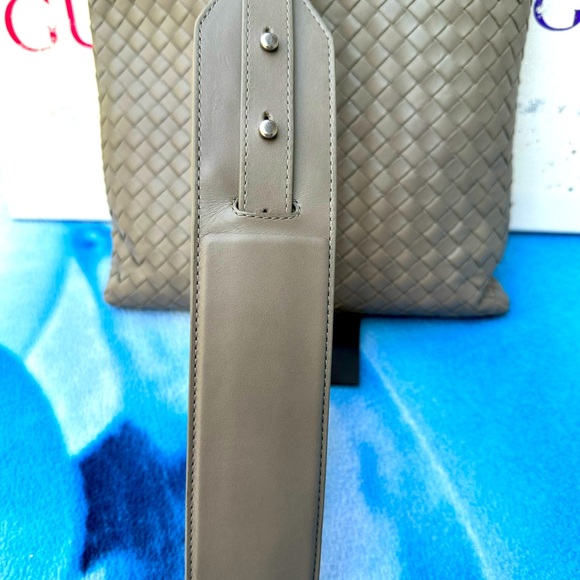 BOTTEGA VENETA Leather Intracciato Crossbody Crossbody Bag 🔥🔥🔥 - Picture 3 of 11